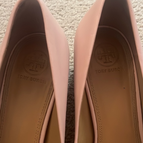 Tory Burch Benton Pumps in Shell Pink with Gold Logo - Picture 8 of 16